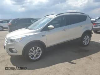 2018 Ford Escape SE z VIN 1FMCU9GD8JUB25767, wystawiony jako Copart lot #58503335 z przebiegiem 56 352 mil mil oraz Szkoda całkowita • Salvage title. Historia ofert i sprzedaży dostępna na DreamBid. Obrazek 1.