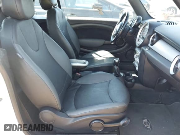 ✅ 2010 MINI Convertible • VIN: WMWMR3C56ATZ18980 • Lot: 43419922. Wystawiony na IAAI z przebiegiem 110 258 mil. Bezpłatny archiwum sprzedaży aukcyjnych z USA i szczegółowy raport historii pojazdu na DreamBid. Zdjęcie 5.