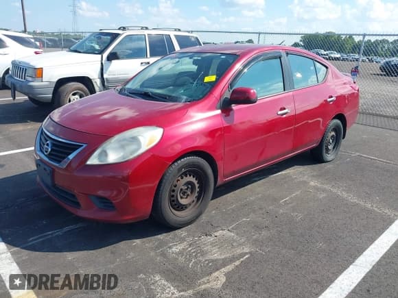 ✅ 2013 Nissan Versa S Plus • VIN: 3N1CN7AP2DL824175 • Lot: 42834344. Wystawiony na IAAI z przebiegiem 211 081 mil. Bezpłatny archiwum sprzedaży aukcyjnych z USA i szczegółowy raport historii pojazdu na DreamBid. Zdjęcie 2.