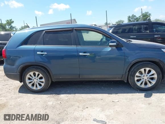 ✅ 2015 Kia Sorento EX • VIN: 5XYKU4A76FG581507 • Lot: 42583958. Wystawiony na IAAI z przebiegiem 74 664 mil. Bezpłatny archiwum sprzedaży aukcyjnych z USA i szczegółowy raport historii pojazdu na DreamBid. Zdjęcie 13.