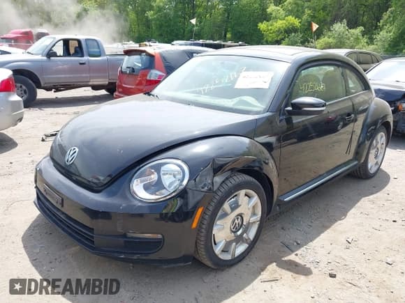 ✅ 2013 Volkswagen Beetle 2.5L • VIN: 3VWJP7AT4DM601882 • Lot: 42252667. Wystawiony na IAAI z przebiegiem 114 910 mil. Bezpłatny archiwum sprzedaży aukcyjnych z USA i szczegółowy raport historii pojazdu na DreamBid. Zdjęcie 2.