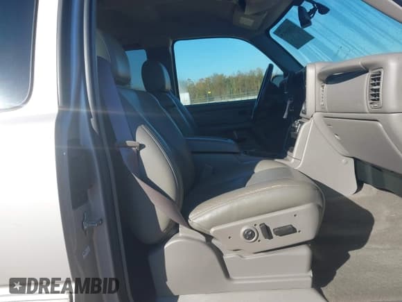 ✅ 2005 Chevrolet Silverado 2500HD LS • VIN: 1GCHK29U65E151661 • Lot: 43589957. Wystawiony na IAAI z przebiegiem 121 533 mil. Bezpłatny archiwum sprzedaży aukcyjnych z USA i szczegółowy raport historii pojazdu na DreamBid. Zdjęcie 5.