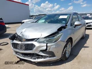 ✅ 2018 Chevrolet Cruze LT • VIN: 1G1BE5SMXJ7154272 • Lot: 43288169. Wystawiony na IAAI z przebiegiem 109 393 mil. Bezpłatny archiwum sprzedaży aukcyjnych z USA i szczegółowy raport historii pojazdu na DreamBid. Zdjęcie 2.