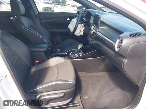 ✅ 2021 Kia Forte GT-Line • VIN: 3KPF34AD1ME383504 • Lot: 43386842. Wystawiony na IAAI z przebiegiem 70 692 mil. Bezpłatny archiwum sprzedaży aukcyjnych z USA i szczegółowy raport historii pojazdu na DreamBid. Zdjęcie 5.