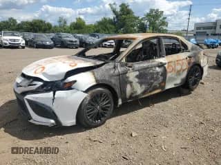 2022 Toyota Camry Hybrid SE z VIN 4T1T31AK7NU035639, wystawiony jako Copart lot #70134065 z przebiegiem Nie podano mil oraz Nie do naprawy • Non repairable. Historia ofert i sprzedaży dostępna na DreamBid. Obrazek 1.