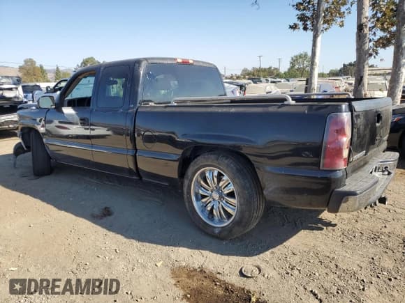 ✅ 2004 Chevrolet Silverado 1500 LS • VIN: 2GCEC19V541203977 • Лот: 72040194. Опубликован ранее на Copart с пробегом 247 805 миль. Бесплатный доступ к архиву аукционных продаж из США и подробный отчёт об истории автомобиля на DreamBid. Изображение 2.