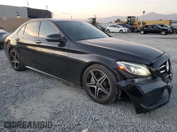 ✅ 2018 Mercedes-Benz C 300 • VIN: 55SWF4JB3JU266632 • Lot: 91131465. Wystawiony na Copart z przebiegiem 91 263 mil. Bezpłatny archiwum sprzedaży aukcyjnych z USA i szczegółowy raport historii pojazdu na DreamBid. Zdjęcie 4.