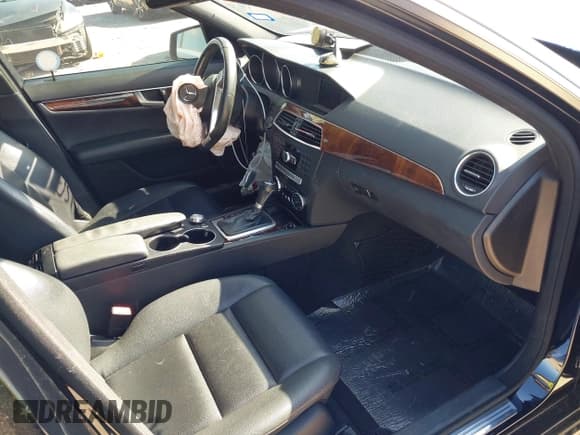 ✅ 2014 Mercedes-Benz C 250 Sport • VIN: WDDGF4HB3EG205312 • Lot: 42187909. Wystawiony na IAAI z przebiegiem 136 079 mil. Bezpłatny archiwum sprzedaży aukcyjnych z USA i szczegółowy raport historii pojazdu na DreamBid. Zdjęcie 5.