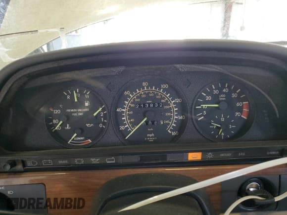 ✅ 1987 Mercedes-Benz 420 SEL • VIN: WDBCA35D1HA355822 • Лот: 58914555. Опубликован ранее на Copart с пробегом 213 832 миль. Бесплатный доступ к архиву аукционных продаж из США и подробный отчёт об истории автомобиля на DreamBid. Изображение 9.