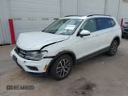 ✅ 2020 Volkswagen Tiguan SE • VIN: 3VV2B7AX2LM006165 • Lot: 43451353. Wystawiony na IAAI z przebiegiem 99 099 mil. Bezpłatny archiwum sprzedaży aukcyjnych z USA i szczegółowy raport historii pojazdu na DreamBid. Zdjęcie 2.