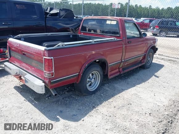 ✅ 1992 GMC Sonoma • VIN: 1GTCS14Z5N8518555 • Lot: 42768862. Wystawiony na IAAI z przebiegiem 209 068 mil. Bezpłatny archiwum sprzedaży aukcyjnych z USA i szczegółowy raport historii pojazdu na DreamBid. Zdjęcie 4.