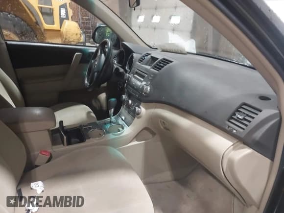✅ 2010 Toyota Highlander • VIN: 5TDBK3EH6AS038933 • Лот: 43039308. Опубликован ранее на IAAI с пробегом 202 857 миль. Бесплатный доступ к архиву аукционных продаж из США и подробный отчёт об истории автомобиля на DreamBid. Изображение 5.