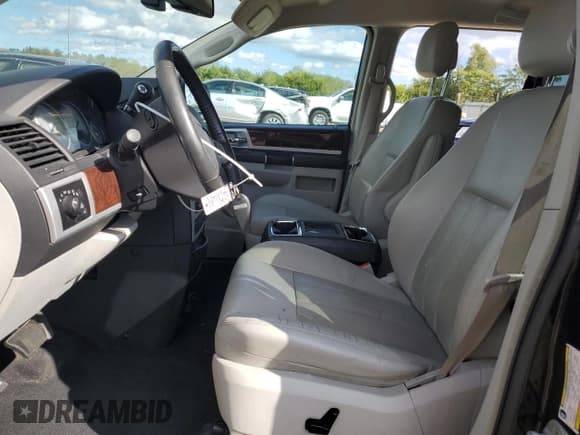 ✅ 2010 Chrysler Town & Country Touring Plus • VIN: 2A4RR8DX7AR404580 • Lot: 85706075. Wystawiony na Copart z przebiegiem 200 741 mil. Bezpłatny archiwum sprzedaży aukcyjnych z USA i szczegółowy raport historii pojazdu na DreamBid. Zdjęcie 7.