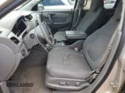 ✅ 2017 Chevrolet Traverse LT • VIN: 1GNKRGKD0HJ146189 • Lot: 57645814. Wystawiony na Copart z przebiegiem 174 460 mil. Bezpłatny archiwum sprzedaży aukcyjnych z USA i szczegółowy raport historii pojazdu na DreamBid. Zdjęcie 7.