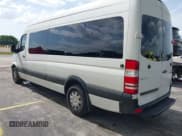 ✅ 2015 Mercedes-Benz Sprinter • VIN: WDZPE8DC7F5978980 • Lot: 43098731. Wystawiony na IAAI z przebiegiem 240 532 mil. Bezpłatny archiwum sprzedaży aukcyjnych z USA i szczegółowy raport historii pojazdu na DreamBid. Zdjęcie 3.