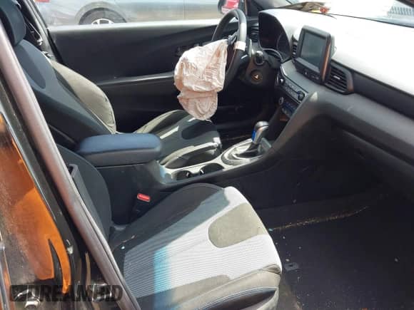 2019 Hyundai Veloster Premium z VIN KMHTG6AF1KU003446, wystawiony jako IAAI lot #42551823 z przebiegiem 93 296 mil mil oraz . Historia ofert i sprzedaży dostępna na DreamBid. Obrazek 5.