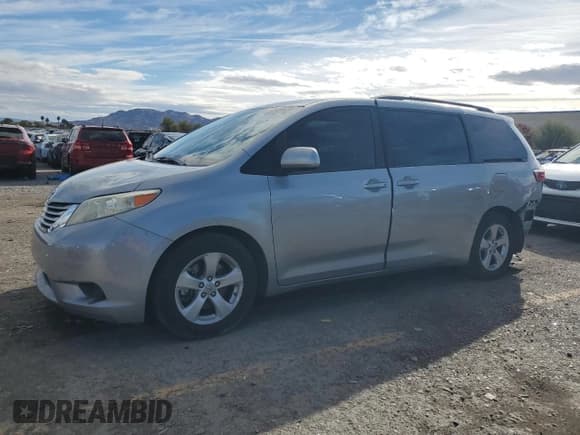 ✅ 2016 Toyota Sienna LE AAS • VIN: 5TDKK3DC0GS712542 • Лот: 91780925. Опубликован ранее на Copart с пробегом 101 883 миль. Бесплатный доступ к архиву аукционных продаж из США и подробный отчёт об истории автомобиля на DreamBid. Изображение 1.