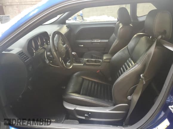 ✅ 2010 Dodge Challenger R/T Classic • VIN: 2B3CJ5DT7AH137141 • Lot: 85512714. Wystawiony na Copart z przebiegiem Nie podano. Bezpłatny archiwum sprzedaży aukcyjnych z USA i szczegółowy raport historii pojazdu na DreamBid. Zdjęcie 7.