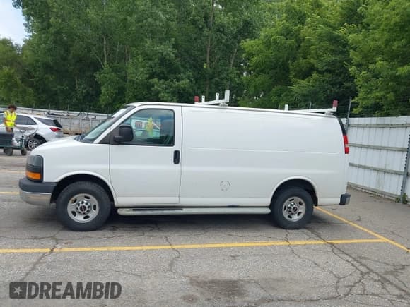 ✅ 2015 GMC Savana Cargo • VIN: 1GTW7FCF2F1903407 • Lot: 42632742. Listed on IAAI with 206,874 mi. Free auction sales archive from the USA and detailed vehicle history report at DreamBid. Image 14.