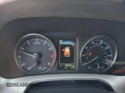 ✅ 2018 Toyota RAV4 XLE • VIN: JTMRFREV2JJ209279 • Lot: 84954225. Wystawiony na Copart z przebiegiem 99 463 mil. Bezpłatny archiwum sprzedaży aukcyjnych z USA i szczegółowy raport historii pojazdu na DreamBid. Zdjęcie 9.