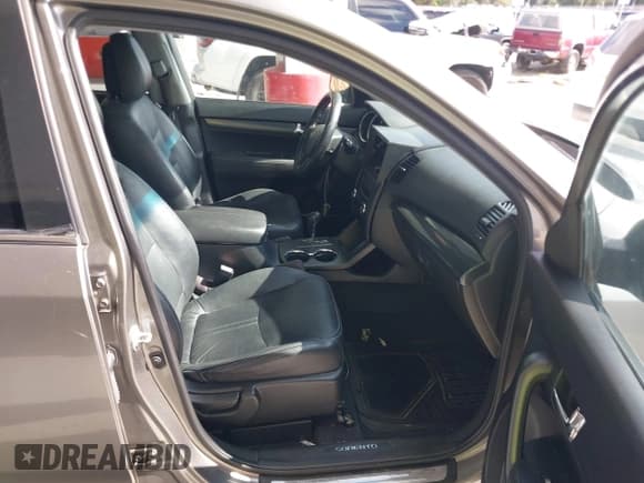 ✅ 2011 Kia Sorento SX • VIN: 5XYKW4A23BG135324 • Lot: 43900649. Listed on IAAI with 276,749 mi. Free auction sales archive from the USA and detailed vehicle history report at DreamBid. Image 5.