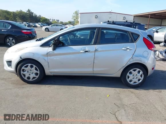✅ 2013 Ford Fiesta SE • VIN: 3FADP4EJ1DM186078 • Lot: 43012956. Wystawiony na IAAI z przebiegiem 88 086 mil. Bezpłatny archiwum sprzedaży aukcyjnych z USA i szczegółowy raport historii pojazdu na DreamBid. Zdjęcie 14.