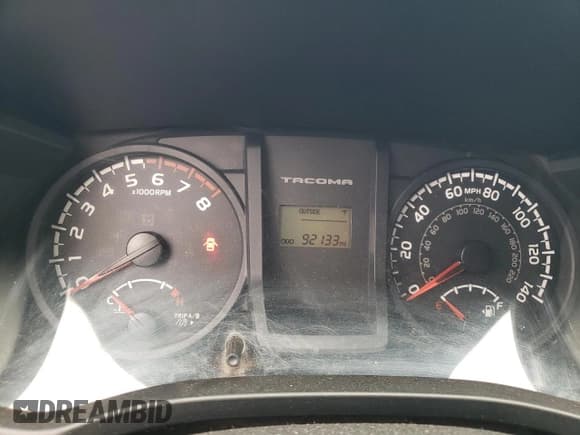 ✅ 2017 Toyota Tacoma SR • VIN: 5TFSX5EN5HX057304 • Lot: 81607495. Wystawiony na Copart z przebiegiem 92 133 mil. Bezpłatny archiwum sprzedaży aukcyjnych z USA i szczegółowy raport historii pojazdu na DreamBid. Zdjęcie 9.