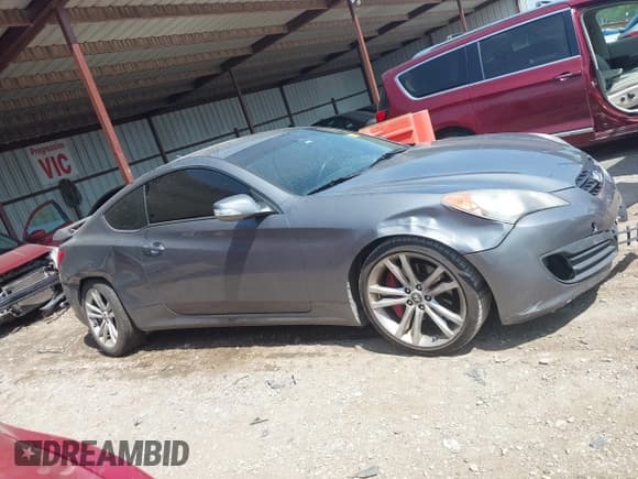 ✅ 2010 Hyundai Genesis Coupe Track • VIN: KMHHU6KHXAU004110 • Lot: 42754734. Wystawiony na IAAI z przebiegiem 176 668 mil. Bezpłatny archiwum sprzedaży aukcyjnych z USA i szczegółowy raport historii pojazdu na DreamBid. Zdjęcie 12.