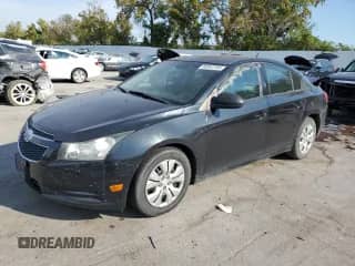 2013 Chevrolet Cruze LS с VIN 1G1PA5SH1D7230731, выставлен на аукционе Copart как лот 80943705 с пробегом 146 694 миль миль и Списание • Salvage title. История ставок и продаж доступна на DreamBid. Изображение 1.