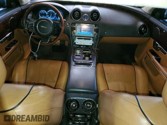 ✅ 2013 Jaguar XJ • VIN: SAJWJ1CD1D8V51462 • Лот: 50527985. Опубликован ранее на Copart с пробегом 62 995 миль. Бесплатный доступ к архиву аукционных продаж из США и подробный отчёт об истории автомобиля на DreamBid. Изображение 8.