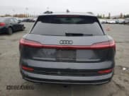 ✅ 2022 Audi e-tron Premium Plus • VIN: WA1LABGEXNB032371 • Lot: 81753974. Wystawiony na Copart z przebiegiem Nie podano. Bezpłatny archiwum sprzedaży aukcyjnych z USA i szczegółowy raport historii pojazdu na DreamBid. Zdjęcie 6.