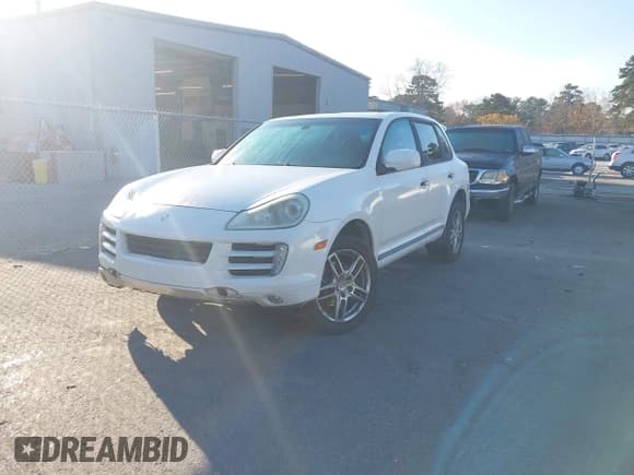 ✅ 2010 Porsche Cayenne • VIN: WP1AA2AP3ALA05703 • Lot: 43779224. Wystawiony na IAAI z przebiegiem 182 927 mil. Bezpłatny archiwum sprzedaży aukcyjnych z USA i szczegółowy raport historii pojazdu na DreamBid. Zdjęcie 2.