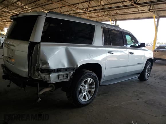 ✅ 2018 Chevrolet Suburban LT • VIN: 1GNSKHKC9JR395664 • Lot: 76120504. Wystawiony na Copart z przebiegiem 84 267 mil. Bezpłatny archiwum sprzedaży aukcyjnych z USA i szczegółowy raport historii pojazdu na DreamBid. Zdjęcie 3.