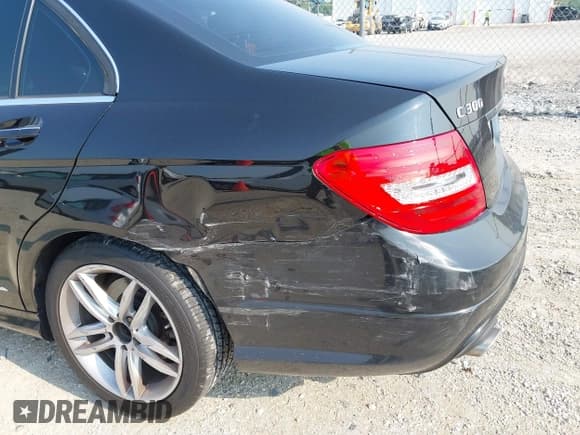 ✅ 2012 Mercedes-Benz C 300 Sport • VIN: WDDGF8BB8CR200219 • Lot: 42919703. Wystawiony na IAAI z przebiegiem 149 141 mil. Bezpłatny archiwum sprzedaży aukcyjnych z USA i szczegółowy raport historii pojazdu na DreamBid. Zdjęcie 6.