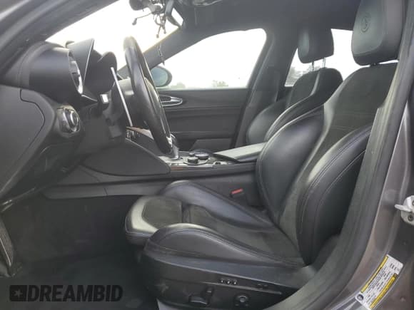 ✅ 2019 Alfa Romeo Giulia Quadrifoglio • VIN: ZARFAMEV4K7599309 • Lot: 69595785. Wystawiony na Copart z przebiegiem 62 184 mil. Bezpłatny archiwum sprzedaży aukcyjnych z USA i szczegółowy raport historii pojazdu na DreamBid. Zdjęcie 7.