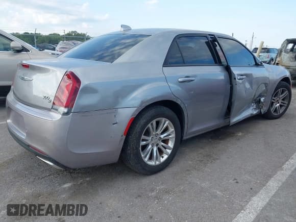 ✅ 2018 Chrysler 300 S • VIN: 2C3CCABG2JH261877 • Lot: 43372244. Listed on IAAI with 70,104 mi. Free auction sales archive from the USA and detailed vehicle history report at DreamBid. Image 4.