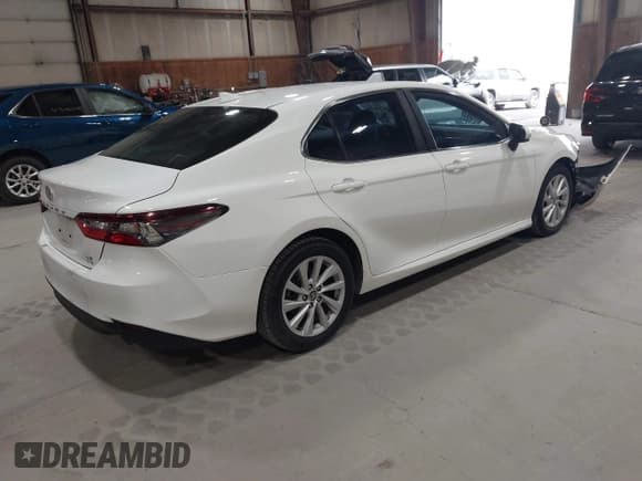 ✅ 2022 Toyota Camry LE • VIN: 4T1C11BK8NU050915 • Lot: 43459428. Wystawiony na IAAI z przebiegiem 64 465 mil. Bezpłatny archiwum sprzedaży aukcyjnych z USA i szczegółowy raport historii pojazdu na DreamBid. Zdjęcie 4.