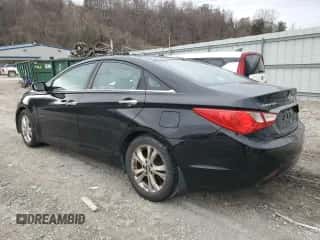 2013 Hyundai Sonata Limited z VIN 5NPEC4AC8DH580071, wystawiony jako Copart lot #48237685 z przebiegiem 159 398 mil mil oraz Czysty tytuł • Clean title. Historia ofert i sprzedaży dostępna na DreamBid. Obrazek 2.