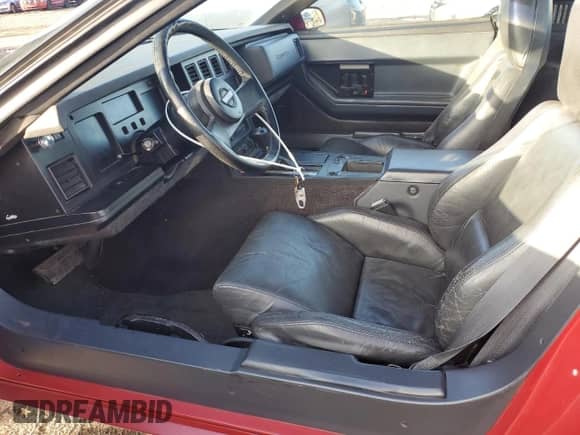 1984 Chevrolet Corvette z VIN 1G1AY0781E5126928, wystawiony jako Copart lot #46899775 z przebiegiem 110 604 mil mil oraz Czysty tytuł • Clean title. Historia ofert i sprzedaży dostępna na DreamBid. Obrazek 7.