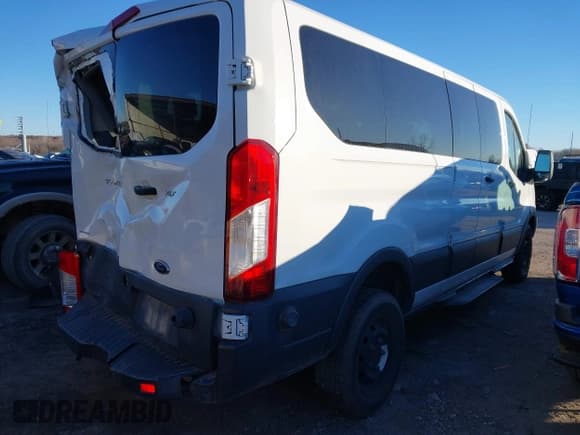 ✅ 2015 Ford Transit XL • VIN: 1FBZX2ZM3FKA76284 • Lot: 41047457. Wystawiony na IAAI z przebiegiem 191 400 mil. Bezpłatny archiwum sprzedaży aukcyjnych z USA i szczegółowy raport historii pojazdu na DreamBid. Zdjęcie 4.