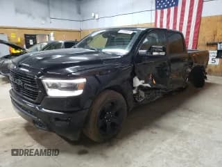 ✅ 2020 Ram 1500 Big Horn • VIN: 1C6SRFFT4LN340947 • Lot: 82686635. Wystawiony na Copart z przebiegiem 77 085 mil. Bezpłatny archiwum sprzedaży aukcyjnych z USA i szczegółowy raport historii pojazdu na DreamBid. Zdjęcie 1.