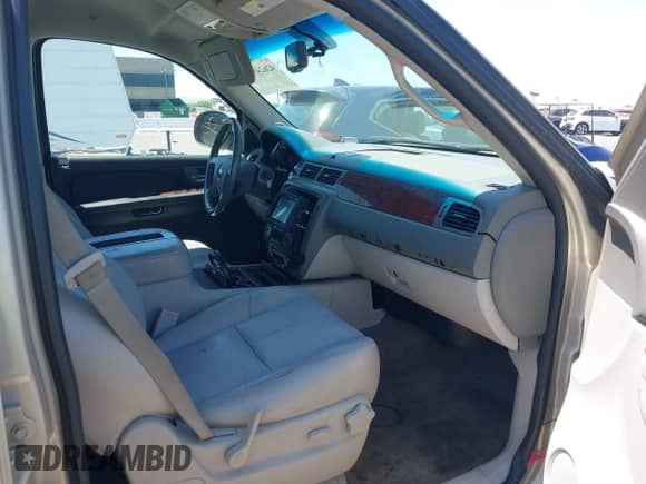 2014 Chevrolet Suburban LT z VIN 1GNSCJE05ER117100, wystawiony jako IAAI lot #42624986 z przebiegiem 198 729 mil mil oraz . Historia ofert i sprzedaży dostępna na DreamBid. Obrazek 5.