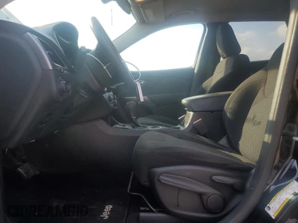 ✅ 2019 Jeep Cherokee Latitude • VIN: 1C4PJLCB6KD223259 • Lot: 93710845. Wystawiony na Copart z przebiegiem 85 677 mil. Bezpłatny archiwum sprzedaży aukcyjnych z USA i szczegółowy raport historii pojazdu na DreamBid. Zdjęcie 7.