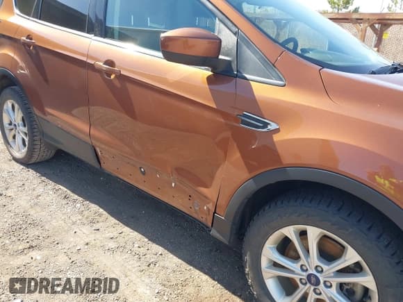 ✅ 2017 Ford Escape SE • VIN: 1FMCU9GD2HUA51174 • Lot: 41733323. Wystawiony na IAAI z przebiegiem 79 278 mil. Bezpłatny archiwum sprzedaży aukcyjnych z USA i szczegółowy raport historii pojazdu na DreamBid. Zdjęcie 6.