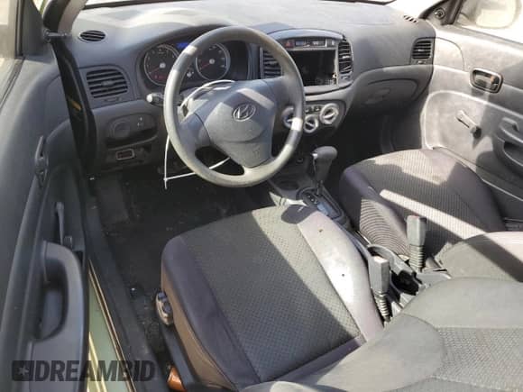 2010 Hyundai Accent GS z VIN KMHCM3AC7AU162841, wystawiony jako Copart lot #82645754 z przebiegiem 102 736 mil mil oraz Czysty tytuł • Clean title. Historia ofert i sprzedaży dostępna na DreamBid. Obrazek 8.