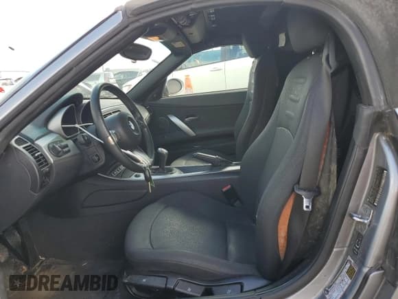 ✅ 2006 BMW Z4 3.0i • VIN: 4USBU33576LW59247 • Lot: 71812424. Wystawiony na Copart z przebiegiem 90 296 mil. Bezpłatny archiwum sprzedaży aukcyjnych z USA i szczegółowy raport historii pojazdu na DreamBid. Zdjęcie 7.