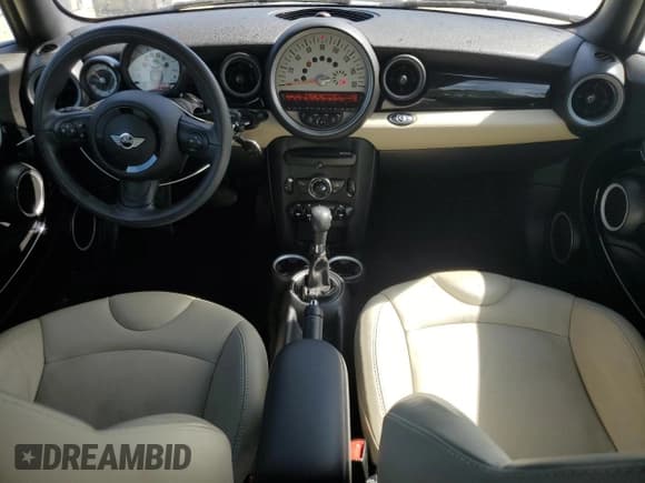 ✅ 2014 MINI Convertible • VIN: WMWZN3C53ET861483 • Lot: 52788785. Wystawiony na Copart z przebiegiem 20 274 mil. Bezpłatny archiwum sprzedaży aukcyjnych z USA i szczegółowy raport historii pojazdu na DreamBid. Zdjęcie 8.