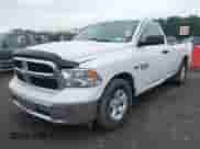 2016 Ram 1500 Tradesman z VIN 3C6JR6DT7GG285374, wystawiony jako IAAI lot #42600320 z przebiegiem 112 185 mil mil oraz . Historia ofert i sprzedaży dostępna na DreamBid. Obrazek 17.