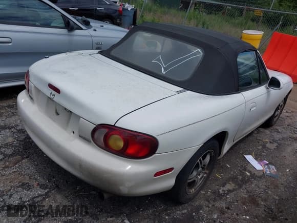 ✅ 1999 Mazda MX-5 Miata • VIN: JM1NB3536X0106323 • Lot: 42865969. Listed on IAAI with 260,411 mi. Free auction sales archive from the USA and detailed vehicle history report at DreamBid. Image 4.