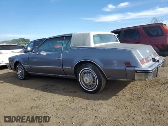 ✅ 1982 Oldsmobile Toronado • VIN: 1G3AZ57Y5CE325589 • Lot: 47707135. Wystawiony na Copart z przebiegiem 99 044 mil. Bezpłatny archiwum sprzedaży aukcyjnych z USA i szczegółowy raport historii pojazdu na DreamBid. Zdjęcie 2.